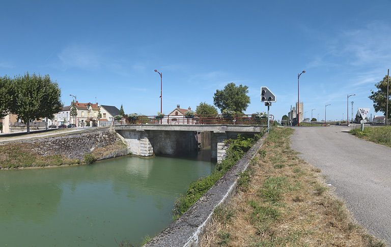 Pont vu d'aval. © Thierry Kuntz / Région Bourgogne-Franche-Comté, Inventaire du patrimoine - 2012