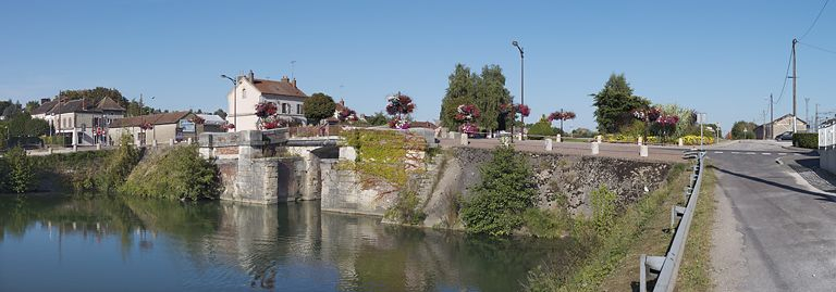 Le pont sur écluse en brique, vu de l'avant-port. © Thierry Kuntz / Région Bourgogne-Franche-Comté, Inventaire du patrimoine - 2012