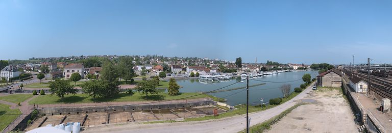 Grand panorama sur le port. De gauche à droite : le site d'écluse, flèche de l'église du Christ-Roi, port, le site SNCF. La cale sèche. © Thierry Kuntz / Région Bourgogne-Franche-Comté, Inventaire du patrimoine - 2012