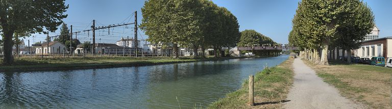 Panorama du canal traversant Migennes en direction de l'Yonne. A gauche, le site SNCF et la gare, la passerelle menant à la gare. © Thierry Kuntz / Région Bourgogne-Franche-Comté, Inventaire du patrimoine - 2012