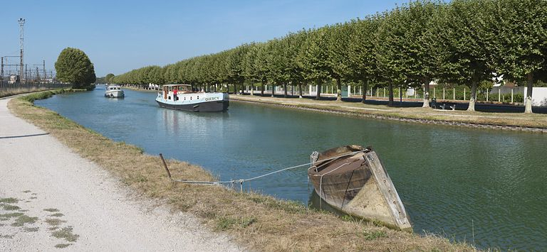 Bateau-écluse ou bateau-porte amarré dans le bief 114-115, en aval du pont sur l'écluse 113. © Thierry Kuntz / Région Bourgogne-Franche-Comté, Inventaire du patrimoine - 2012