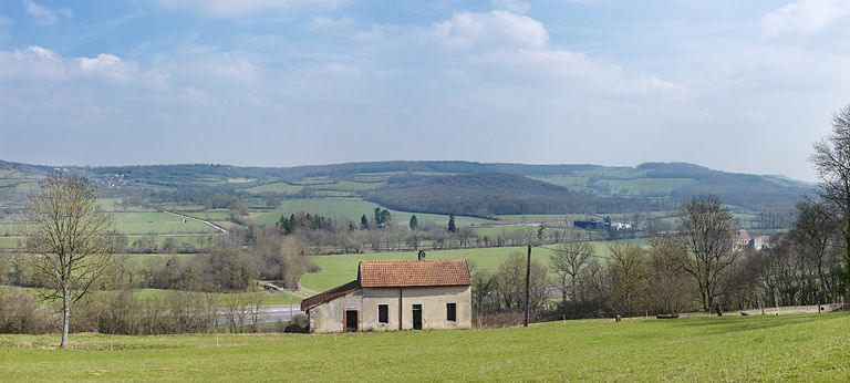 Vue de face de la maison avec en arrière-plan le paysage du canal de Bourgogne. A droite, on distingue le château d'Eguilly. © Thierry Kuntz / Région Bourgogne-Franche-Comté, Inventaire du patrimoine - 2013 Vue de face de la maison avec en arrière-plan le paysage du canal de Bourgogne. A droite, on distingue le château d'Eguilly. © Thierry Kuntz / Région Bourgogne-Franche-Comté, Inventaire du patrimoine - 2013