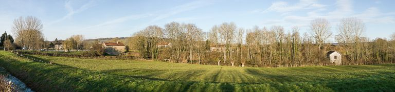 Vue d'ensemble avec en arrière-plan, le port d'Escommes et le site d'écluse 01 du versant Saône. A droite, l'arrière de l'usine hydroélectrique (IA21003655). © Pierre-Marie Barbe-Richaud / Région Bourgogne-Franche-Comté, Inventaire du patrimoine - 2013