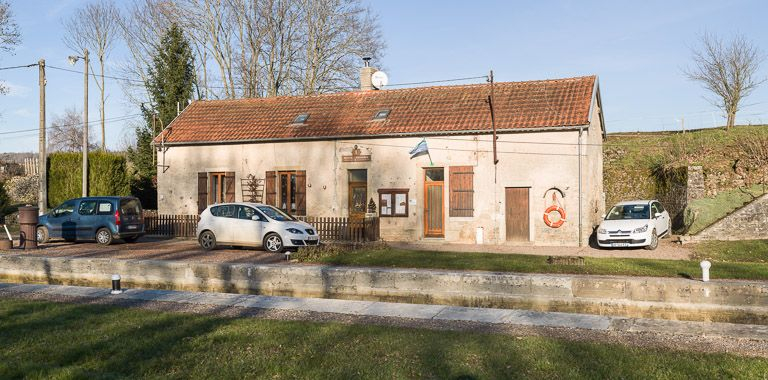 La maison éclusière vue de 3/4. © Pierre-Marie Barbe-Richaud / Région Bourgogne-Franche-Comté, Inventaire du patrimoine - 2013