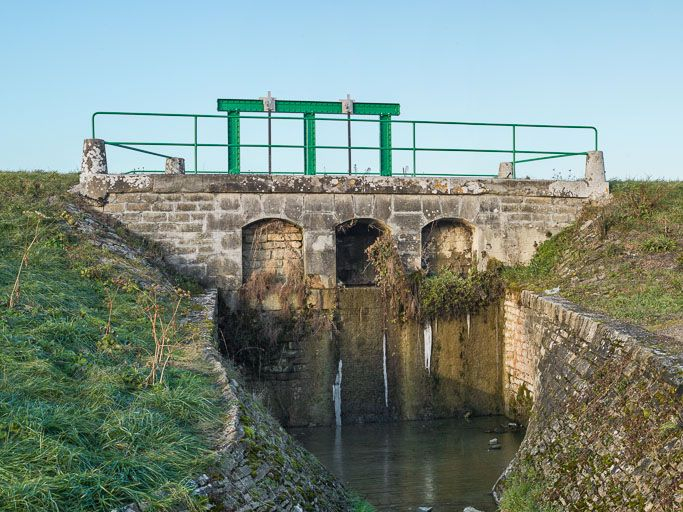 Vue du déversoir. © Pierre-Marie Barbe-Richaud / Région Bourgogne-Franche-Comté, Inventaire du patrimoine - 2013