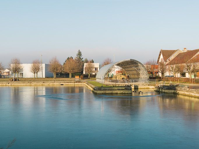Le port depuis la rive gauche, au centre la halle du toueur. © Pierre-Marie Barbe-Richaud / Région Bourgogne-Franche-Comté, Inventaire du patrimoine - 2013