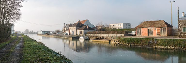 Vue d'amont, au premier plan la remise. © Pierre-Marie Barbe-Richaud / Région Bourgogne-Franche-Comté, Inventaire du patrimoine - 2013