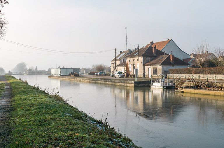 Vue d'amont. En arrière plan le centre d'interprétation et le port. © Pierre-Marie Barbe-Richaud / Région Bourgogne-Franche-Comté, Inventaire du patrimoine - 2013