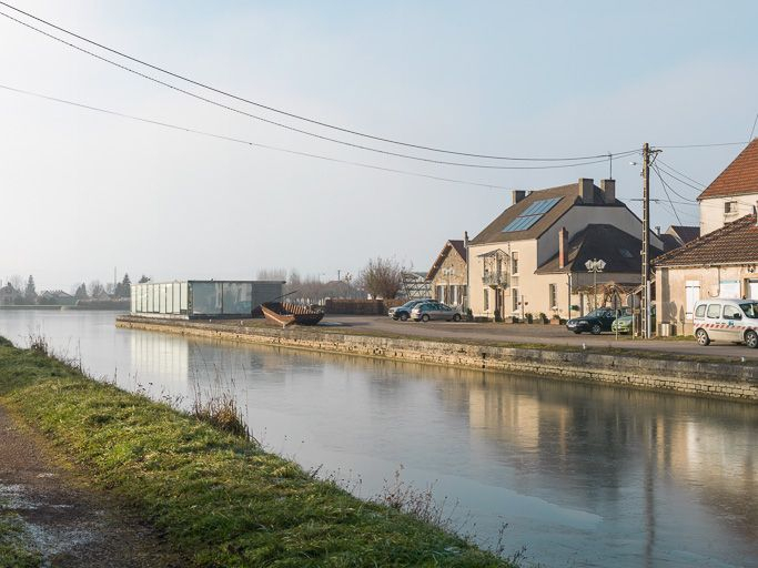 Le musée vu d'amont, au fond le port. © Pierre-Marie Barbe-Richaud / Région Bourgogne-Franche-Comté, Inventaire du patrimoine - 2013