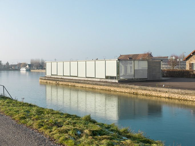 Le musée vu d'amont, au fond le port. © Pierre-Marie Barbe-Richaud / Région Bourgogne-Franche-Comté, Inventaire du patrimoine - 2013