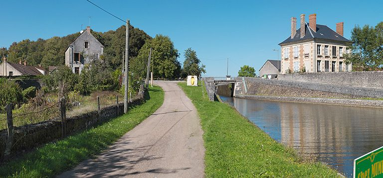 Vue d'ensemble : à gauche la maison éclusière (01L) et à droite la maison des ingénieurs. © Thierry Kuntz / Région Bourgogne-Franche-Comté, Inventaire du patrimoine - 2013