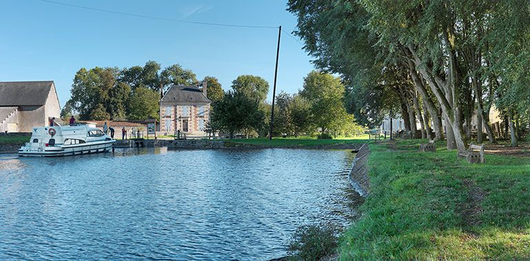 Site d'écluse au premier plan. Derrière, la maison des ingénieurs. © Thierry Kuntz / Région Bourgogne-Franche-Comté, Inventaire du patrimoine - 2013