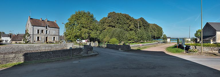 Vue d'ensemble avec à gauche, la maison éclusière. © Thierry Kuntz / Région Bourgogne-Franche-Comté, Inventaire du patrimoine - 2013