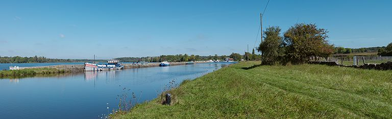 Au premier plan le canal avec la digue le séparant du réservoir, que l'on voit à gauche. En arrière-plan le port des Poujats. © Thierry Kuntz / Région Bourgogne-Franche-Comté, Inventaire du patrimoine - 2013