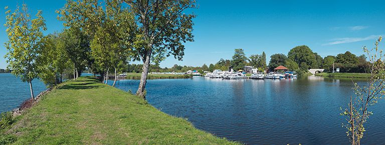 Vue du port depuis la digue avec sur la droite le pont routier des Poujats. © Thierry Kuntz / Région Bourgogne-Franche-Comté, Inventaire du patrimoine - 2013