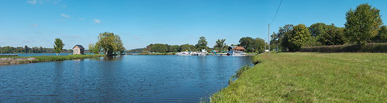 Vue du port : à gauche, sur la digue, la lampisterie et au fond l'écluse de garde. © Thierry Kuntz / Région Bourgogne-Franche-Comté, Inventaire du patrimoine - 2013