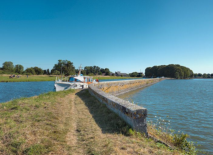 Vue de la digue séparant le canal et l'étang de Baye. © Thierry Kuntz / Région Bourgogne-Franche-Comté, Inventaire du patrimoine - 2013