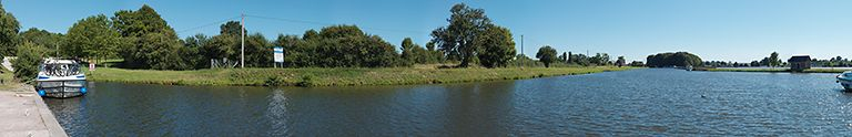 Vue du canal, depuis le port. A droite, on aperçoit la digue et la lampisterie. © Thierry Kuntz / Région Bourgogne-Franche-Comté, Inventaire du patrimoine - 2013