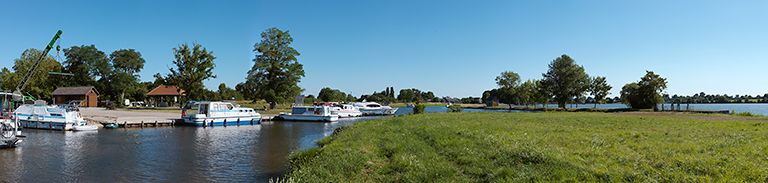 Le port, avec à droite l'écluse de garde. © Thierry Kuntz / Région Bourgogne-Franche-Comté, Inventaire du patrimoine - 2013