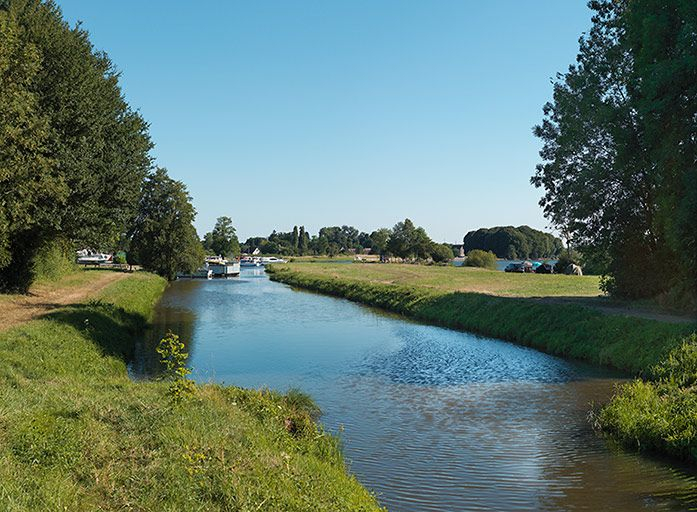 Vue de la rigole avec en arrière-plan, le port des Poujats. © Thierry Kuntz / Région Bourgogne-Franche-Comté, Inventaire du patrimoine - 2013