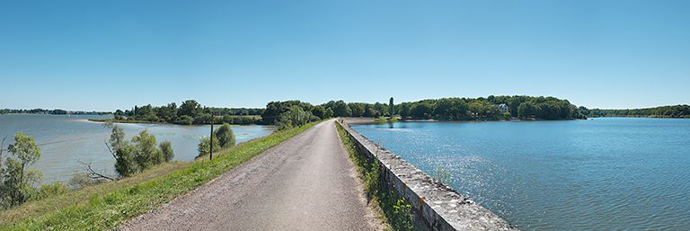 Vue d'ensemble des étangs de Baye et de Vaux depuis la digue les séparant. © Thierry Kuntz / Région Bourgogne-Franche-Comté, Inventaire du patrimoine - 2013