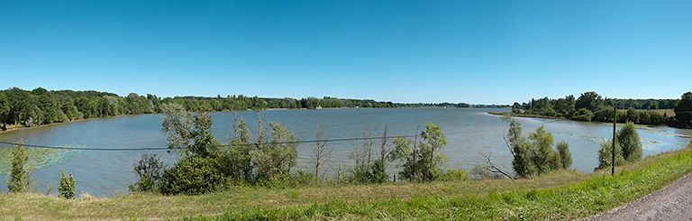 Vue d'ensemble de l'étang de Baye depuis la digue le séparant de celui de Vaux. © Thierry Kuntz / Région Bourgogne-Franche-Comté, Inventaire du patrimoine - 2013