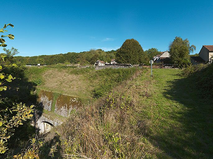 Entrée du tunnel de La Collancelle avec en arrière-plan les bâtiments destinés au service du canal. © Thierry Kuntz / Région Bourgogne-Franche-Comté, Inventaire du patrimoine - 2013