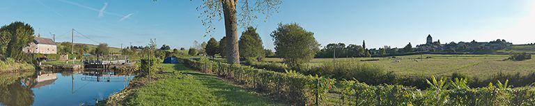 Vue d'ensemble du site. A droite, le village de Bazolles, avec l'église (IA00002315). © Thierry Kuntz / Région Bourgogne-Franche-Comté, Inventaire du patrimoine - 2013 Vue d'ensemble du site. A droite, le village de Bazolles, avec l'église (IA00002315). © Thierry Kuntz / Région Bourgogne-Franche-Comté, Inventaire du patrimoine - 2013