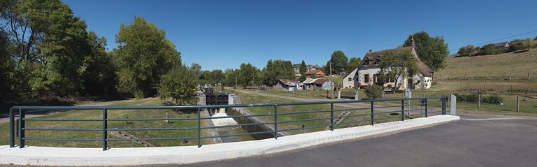 Vue d'ensemble du site d'écluse double. © Thierry Kuntz / Région Bourgogne-Franche-Comté, Inventaire du patrimoine - 2013