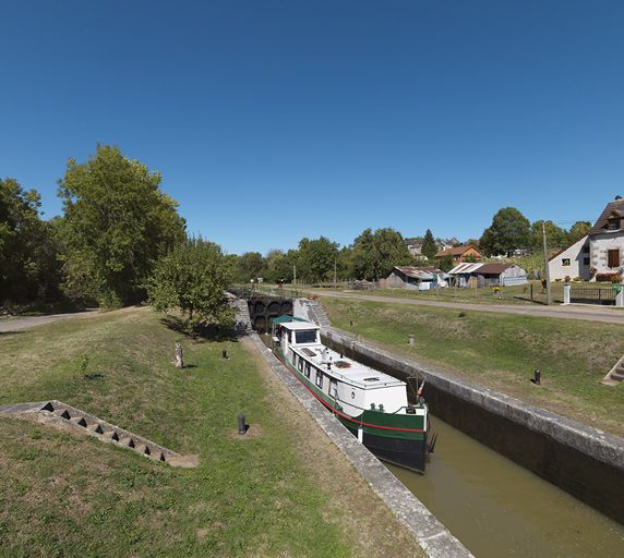 Passage d'un bateau. © Thierry Kuntz / Région Bourgogne-Franche-Comté, Inventaire du patrimoine - 2013