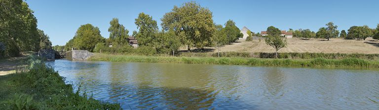 Vue générale du site d'écluse, d'aval. © Thierry Kuntz / Région Bourgogne-Franche-Comté, Inventaire du patrimoine - 2013
