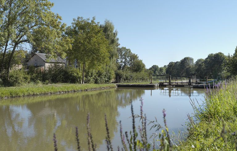 Le site d'écluse, d'amont. La maison éclusière à gauche. © Thierry Kuntz / Région Bourgogne-Franche-Comté, Inventaire du patrimoine - 2013