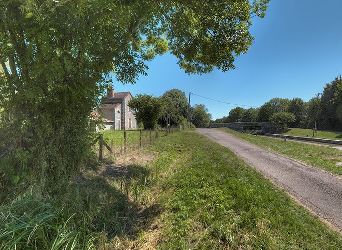 Le site d'écluse : à gauche la maison éclusière et à droite la canal avec en arrière-plan le pont sur écluse (IA58000739). © Thierry Kuntz / Région Bourgogne-Franche-Comté, Inventaire du patrimoine - 2013