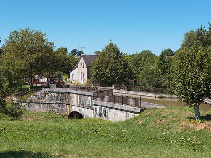 Le pont canal de Mingot. En arrière-plan, la maison éclusière du site de l'écluse 13 du versant Loire. © Thierry Kuntz / Région Bourgogne-Franche-Comté, Inventaire du patrimoine - 2013