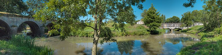 Panorama sur l'Aron, avec à droite le pont canal de Mingot. © Thierry Kuntz / Région Bourgogne-Franche-Comté, Inventaire du patrimoine - 2013