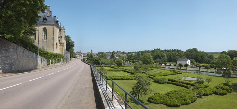 Vue du château, avec en contrebas, les jardins, le vivier et le canal. © Thierry Kuntz / Région Bourgogne-Franche-Comté, Inventaire du patrimoine - 2013