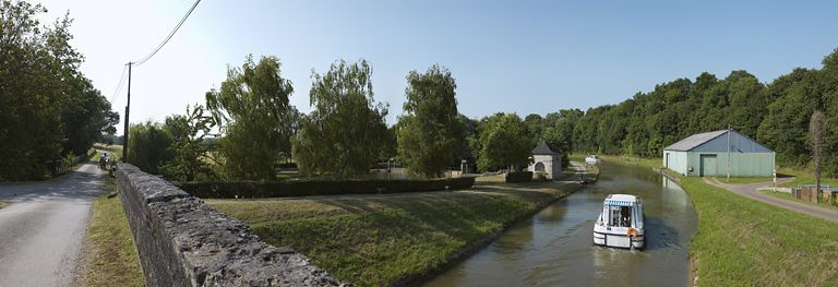 Vue d'ensemble avec à gauche, le barrage (IA58000758), au centre, la maison du barragiste et à droite, le port avec la hangar. On aperçoit la borne située devant le hangar. © Thierry Kuntz / Région Bourgogne-Franche-Comté, Inventaire du patrimoine - 2013