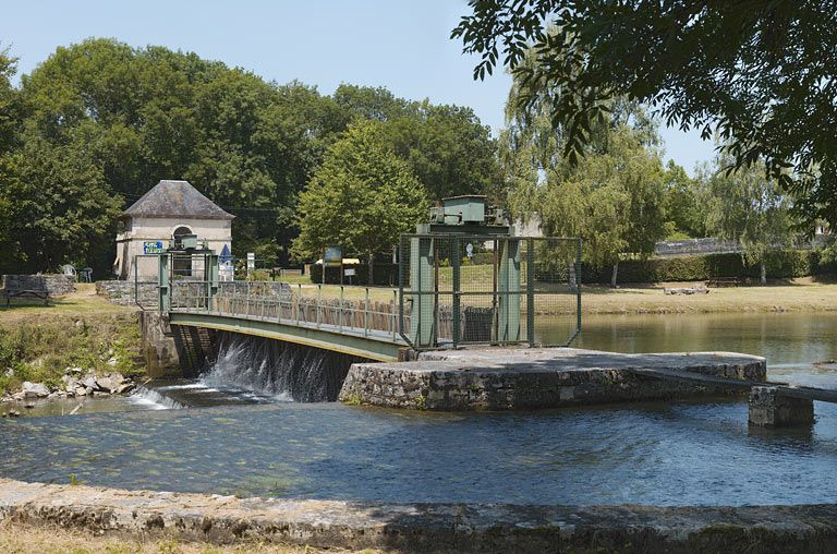 Vue d'ensemble du barrage. Au premier plan, le déversoir et au fond, la maison du barragiste. © Thierry Kuntz / Région Bourgogne-Franche-Comté, Inventaire du patrimoine - 2013