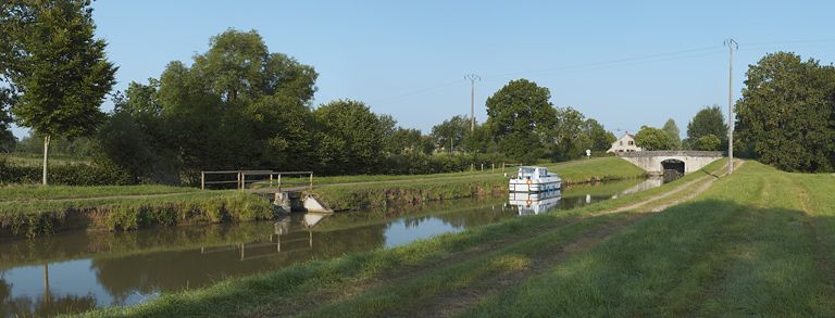 Vue d'aval du pont. On aperçoit en arrière-plan la maison éclusière. © Thierry Kuntz / Région Bourgogne-Franche-Comté, Inventaire du patrimoine - 2013