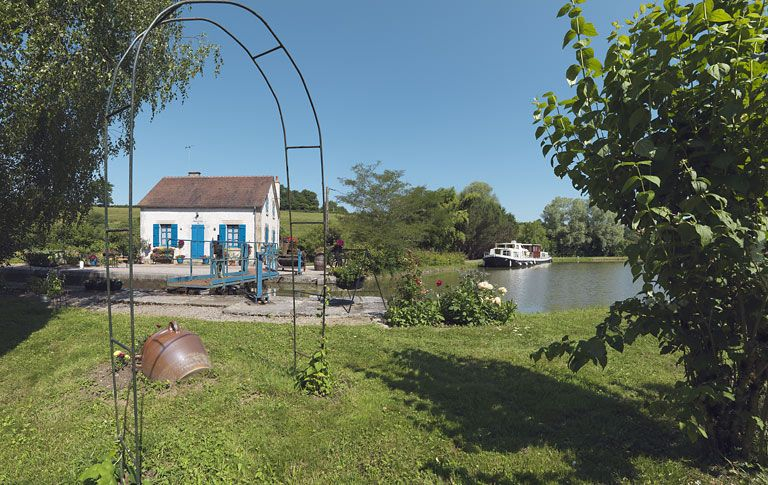 Vue d'ensemble du site avec la maison éclusière. © Thierry Kuntz / Région Bourgogne-Franche-Comté, Inventaire du patrimoine - 2013