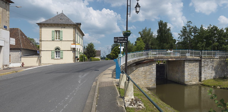 Façade latérale de la maison éclusière, avec à droite le pont sur écluse. © Thierry Kuntz / Région Bourgogne-Franche-Comté, Inventaire du patrimoine - 2013