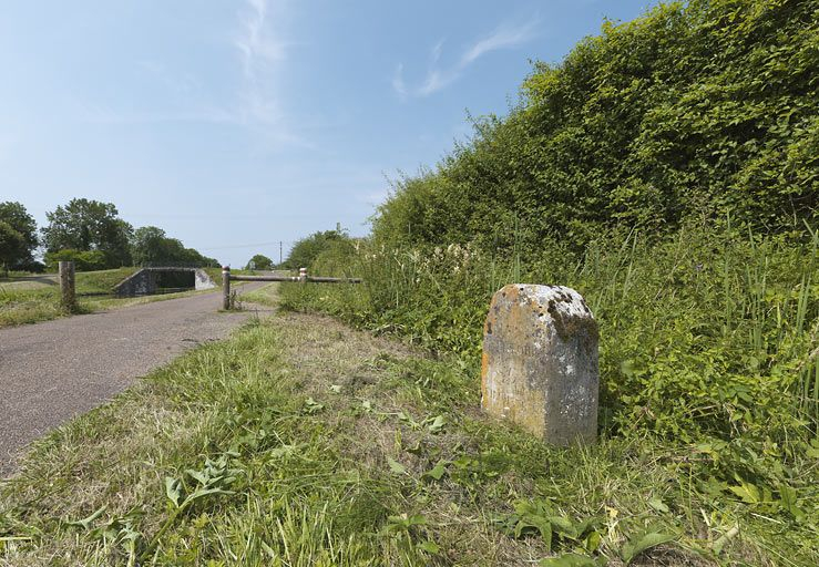Vue de la borne située rive droite. En arrière-plan, le pont. © Thierry Kuntz / Région Bourgogne-Franche-Comté, Inventaire du patrimoine - 2013