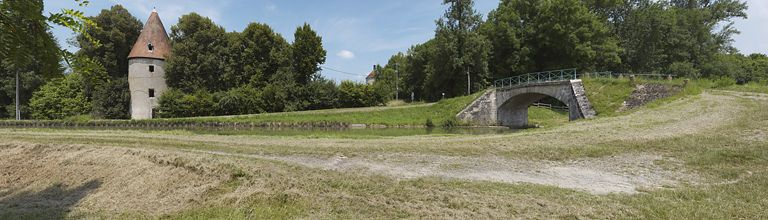 Le pont vu d'aval. A gauche : une tour du château. © Thierry Kuntz / Région Bourgogne-Franche-Comté, Inventaire du patrimoine - 2013