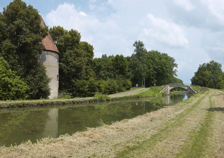 Le pont vu d'aval. A gauche : une tour du château. © Thierry Kuntz / Région Bourgogne-Franche-Comté, Inventaire du patrimoine - 2013