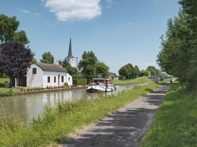 Vue de 3/4 depuis la rive gauche. On aperçoit, juste derrière, l'église Saint-Jean-Baptiste de Champvert. © Thierry Kuntz / Région Bourgogne-Franche-Comté, Inventaire du patrimoine - 2013