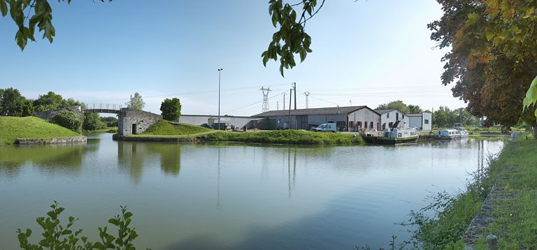 Vue d'ensemble du port. A gauche, la passerelle. © Thierry Kuntz / Région Bourgogne-Franche-Comté, Inventaire du patrimoine - 2013
