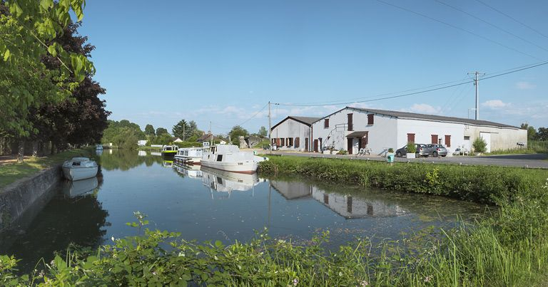 Vue d'ensemble du port. A droite, les hangars. © Thierry Kuntz / Région Bourgogne-Franche-Comté, Inventaire du patrimoine - 2013