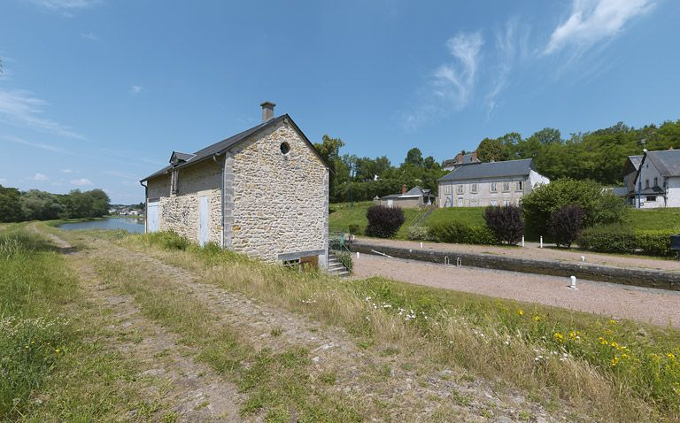 Le site d'écluse : au premier plan, le magasin (rive gauche) et en arrière-plan, la maison éclusière de l'autre côté de la route. © Thierry Kuntz / Région Bourgogne-Franche-Comté, Inventaire du patrimoine - 2013