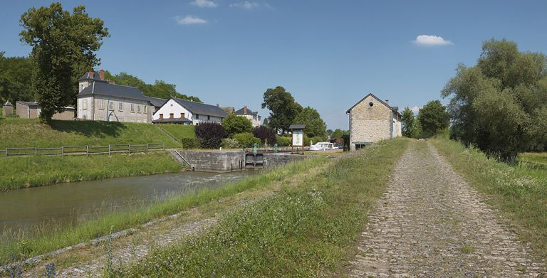 Le site d'écluse : à gauche, la maison éclusière de l'autre côté de la route et à droite le magasin. © Thierry Kuntz / Région Bourgogne-Franche-Comté, Inventaire du patrimoine - 2013
