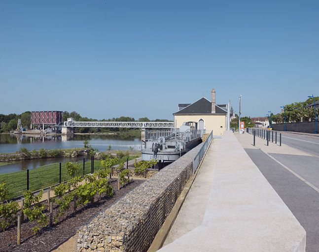 Au premier plan, le toueur et la maison du receveur. Au fond, le barrage. © Thierry Kuntz / Région Bourgogne-Franche-Comté, Inventaire du patrimoine - 2013